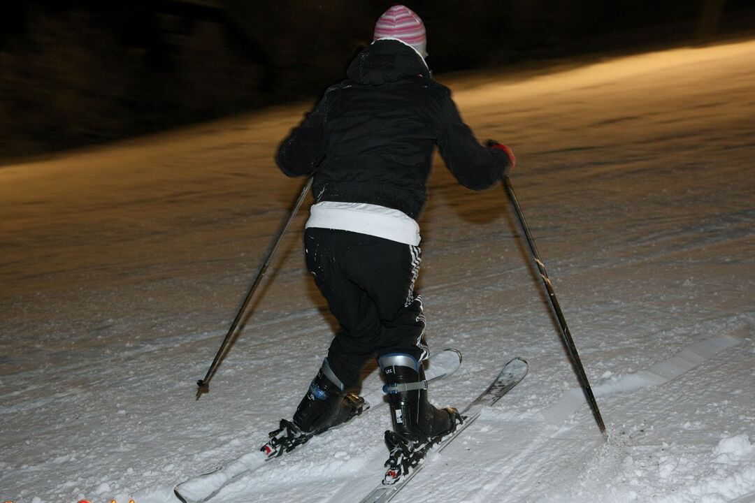 15P Junge Schneehasen ziehen sich aus, um in der Skihütte lesbische Muschis zu fingern
