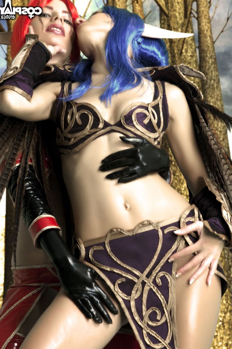 12P レズビアンのコスプレイヤーがファンタジー撮影中にお互いを愛撫する