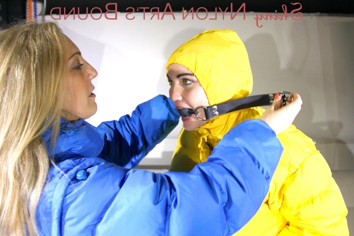 16P Софи связывает Джилл и затыкает ей рот кляпом-шариком и надевает наручники за спиной обоим