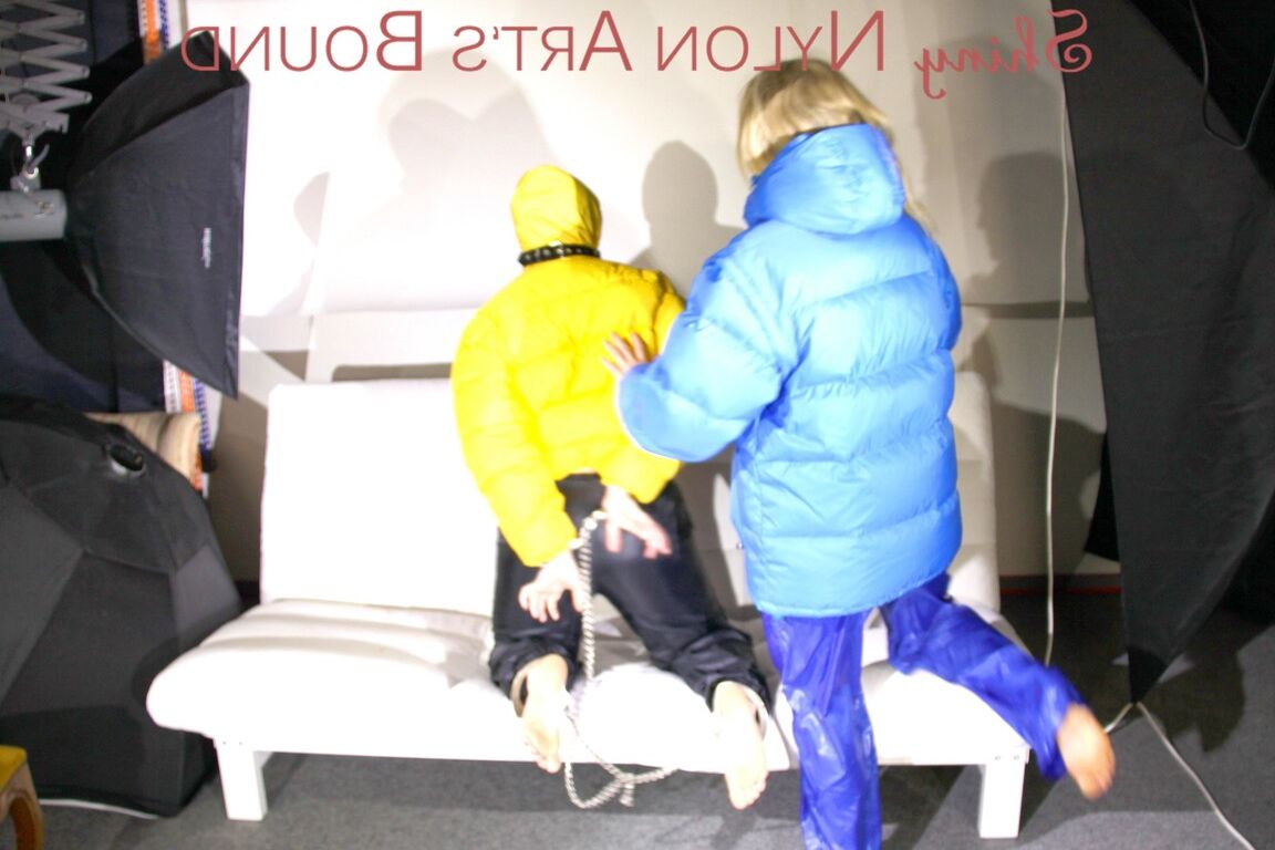 16P Софи связывает Джилл и затыкает ей рот кляпом-шариком и надевает наручники за спиной обоим