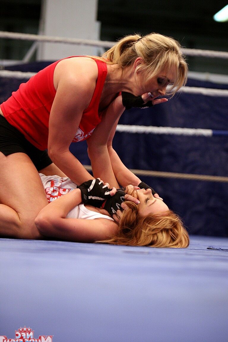 17P La MILF Tanya Tate et l'adolescente énergique Nikita se battent et se lèchent les manchons