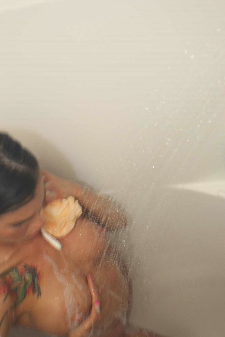17P La bombasse brune tatouée Sea J Raw savonne ses gros faux seins sous la douche