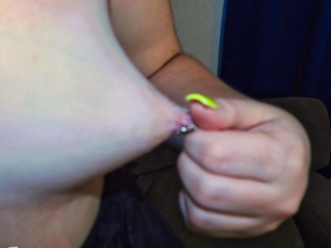 12P First timer Jessica sticks the heel of a shoe in her cunt before sucking on it