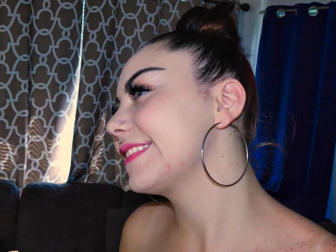 12P First timer Jessica sticks the heel of a shoe in her cunt before sucking on it