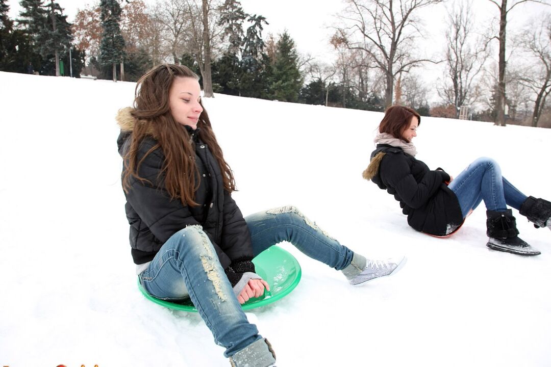 15P Jovens lésbicas fazem sexo na cama depois de descer uma colina coberta de neve