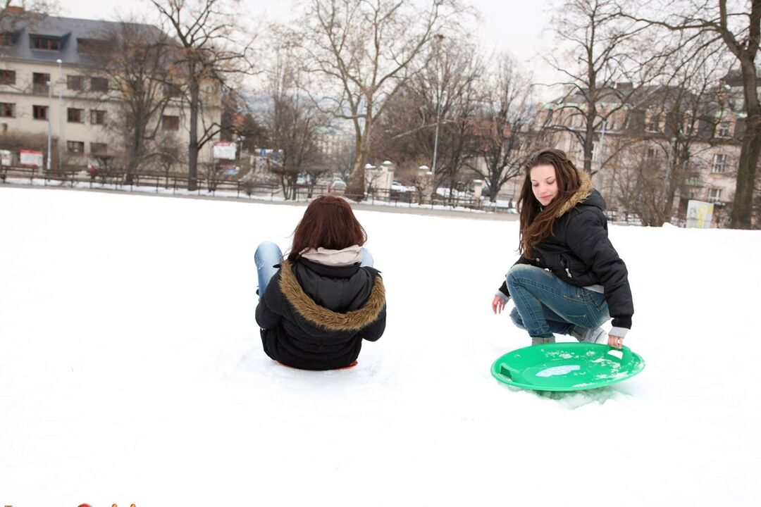 15P Jovens lésbicas fazem sexo na cama depois de descer uma colina coberta de neve