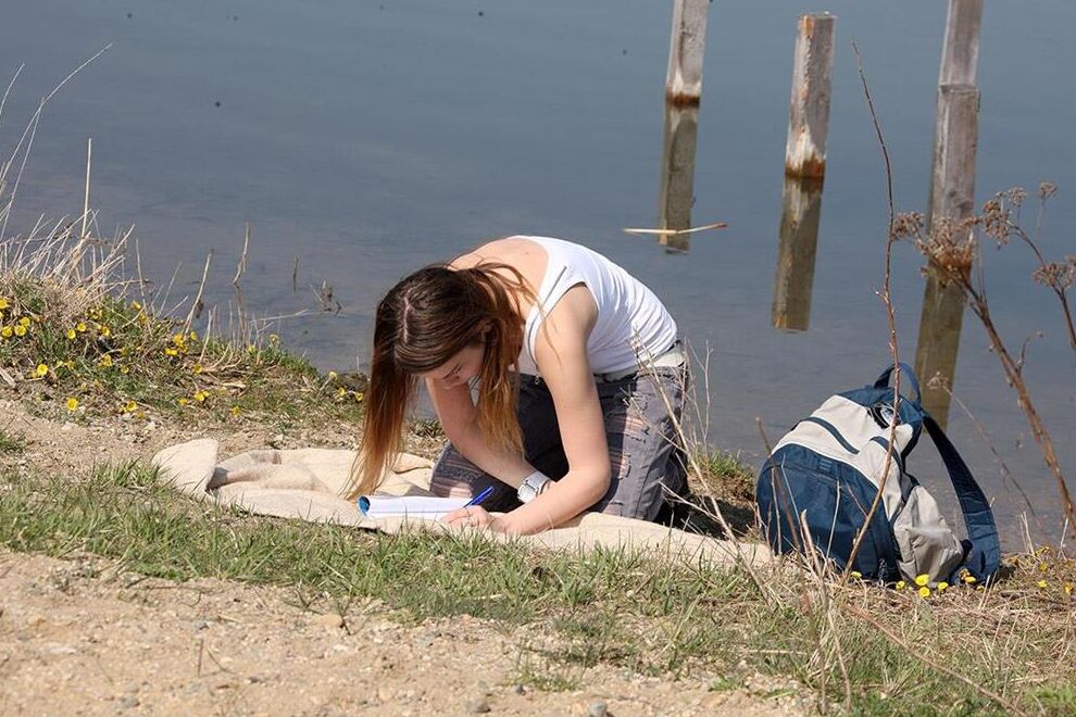 16P Jovem garota com uma buceta sem pêlos sendo fodida ao lado de um riacho