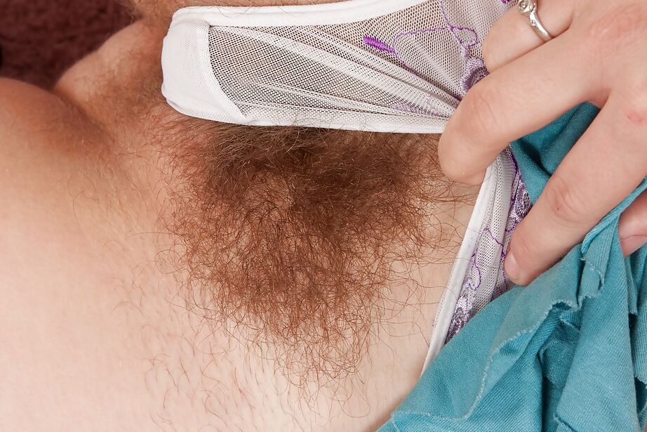 16P Gata ruiva sexy expondo seus pequenos melões e pote de mel peludo