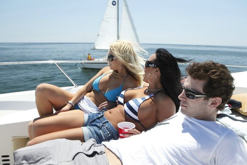21P A mulher latino-americana Mariah Milano leva uma surra em um barco no mar