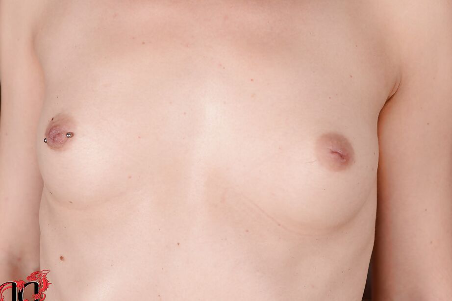 16P Pequeña amateur con pies sexys desnudándose y mostrando su coño rosado