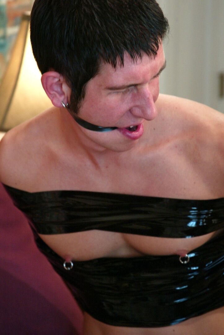 17P 金髪の女性が別の男とセックスする前に猿轡をして男を拘束する