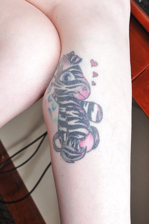 16P Cena amadora de pose de uma garota incrível com tatuagens sensuais Margot