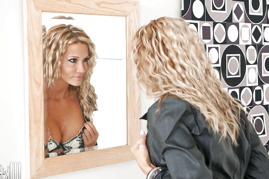 16P La seductora MILF rubia Jessica Drake se quita la ropa