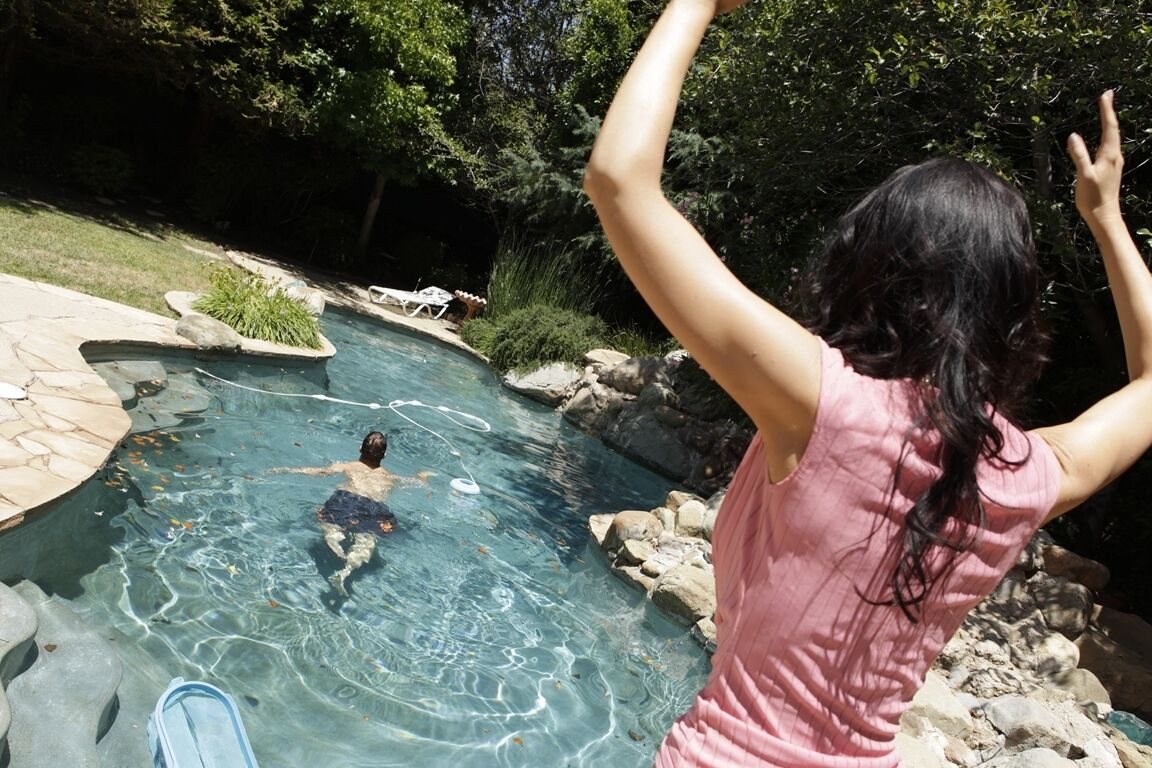 21P Sexy Cougar Diana Prince verführt junge Nachbarin für BJ am Pool
