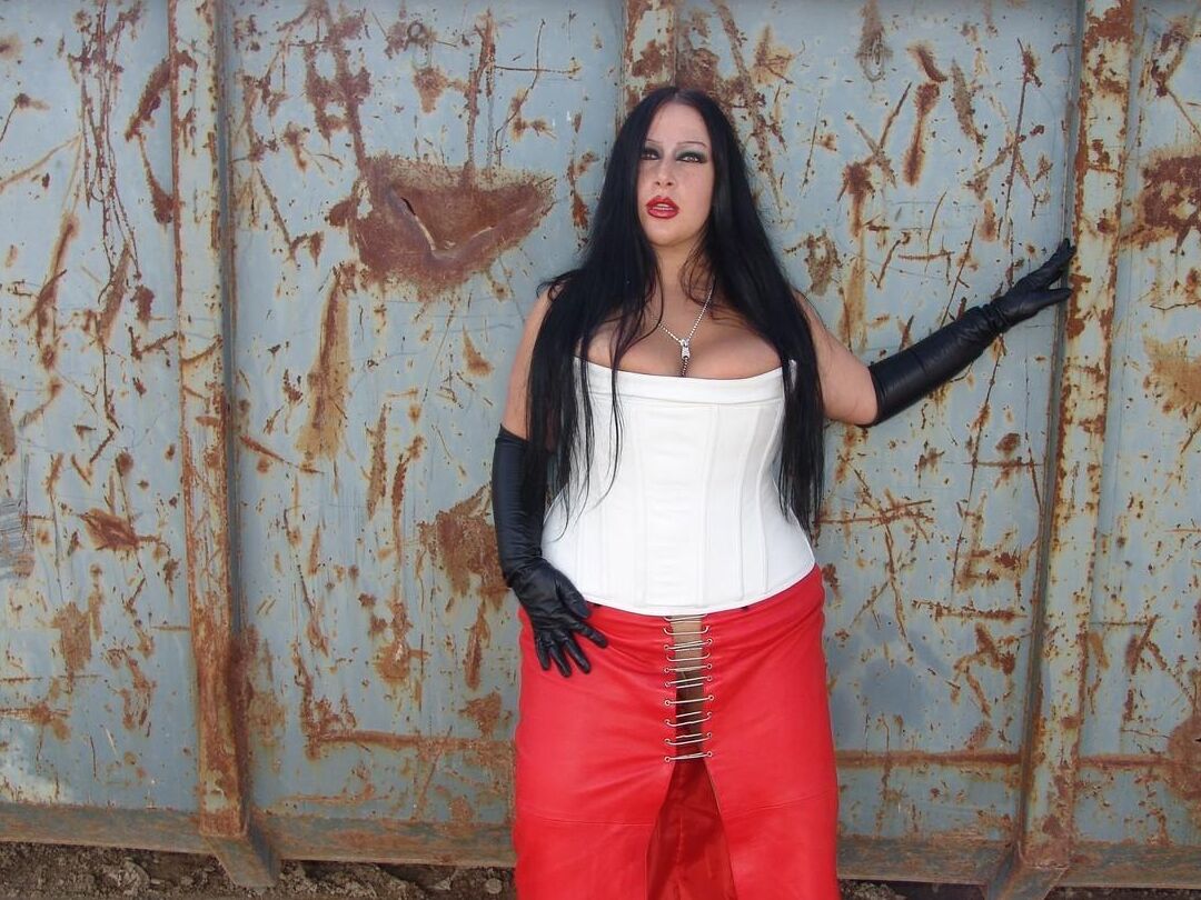 16P La modelo fetichista Lady Angelina expone sus tetas en un recinto industrial