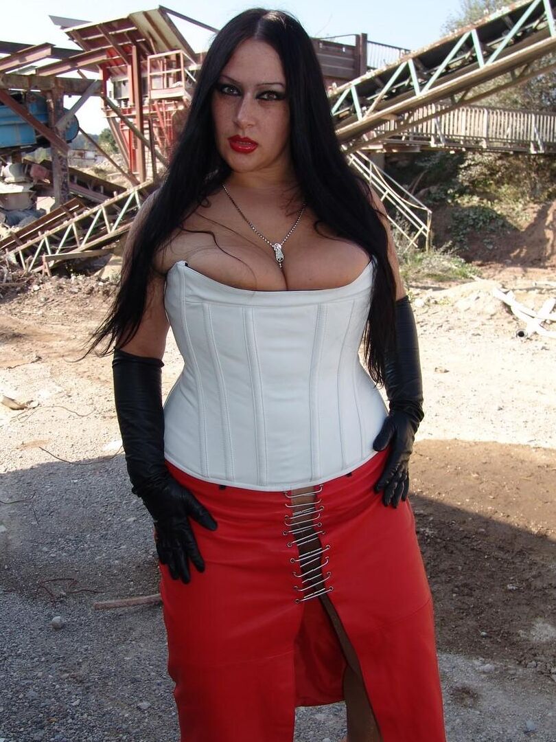 16P La modelo fetichista Lady Angelina expone sus tetas en un recinto industrial