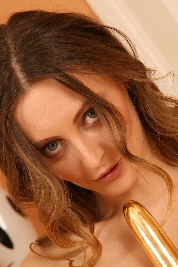 16P Morena de seios fartos MILF agradando sua boceta com um vibrador dourado