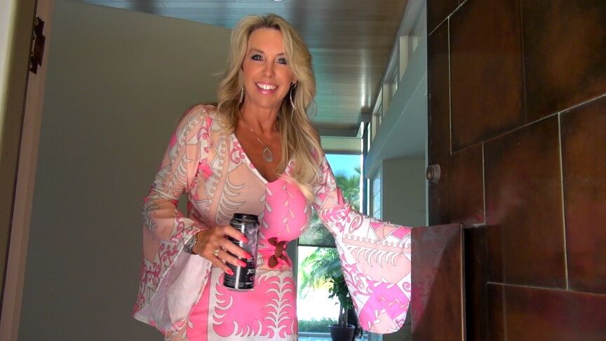 11P A dona de casa loira Wifey leva uma carga de esperma em seu lindo rosto do marido