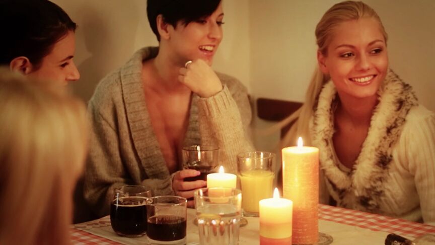 12P Estalla sexo grupal entre amigos que comparten tragos a la luz de las velas