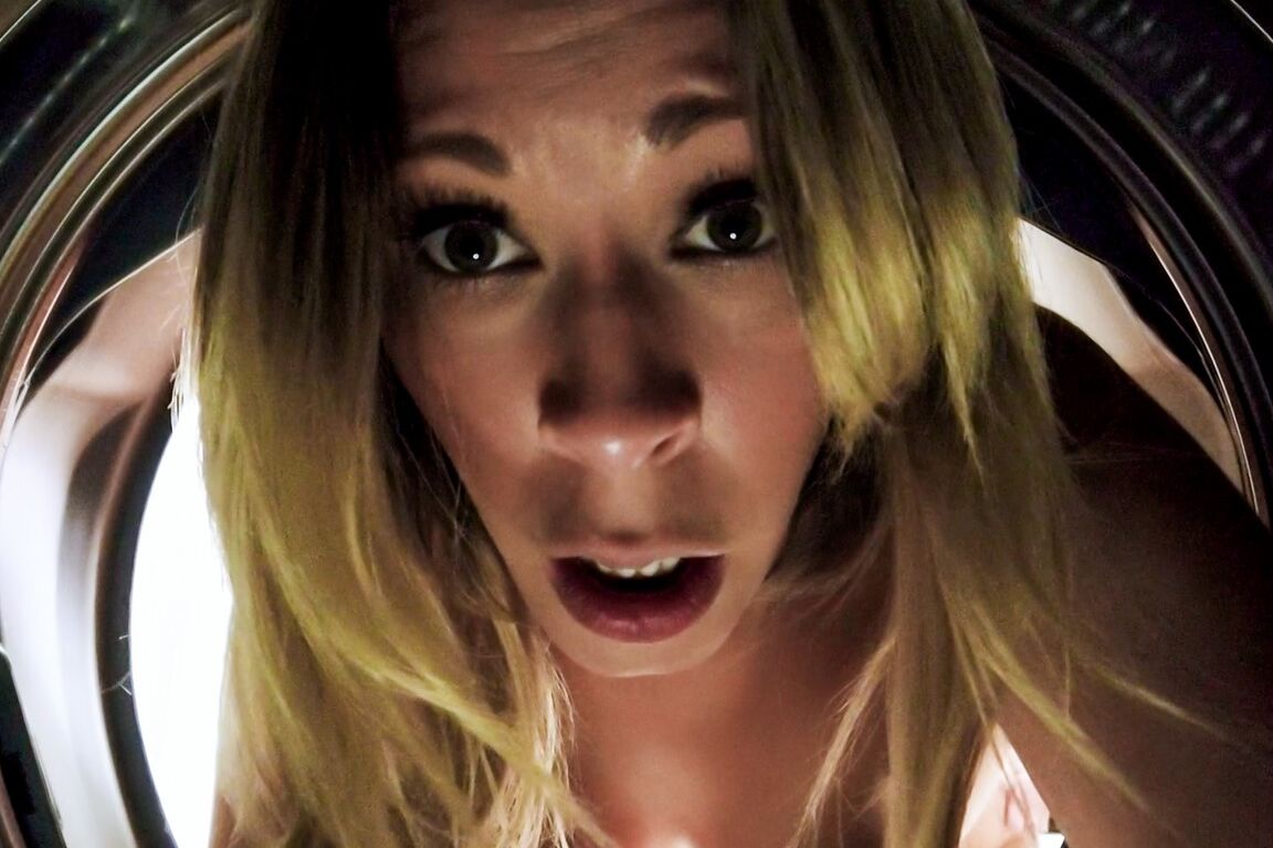 15P A garota britânica Nikki Brooks conclui sexo POV com uma gozada na língua