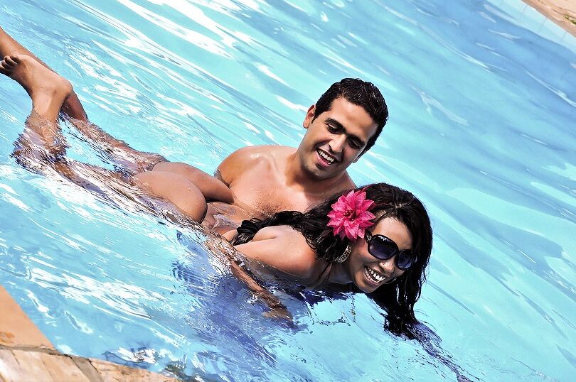 16P Ébano MILF com óculos Aninha Melo fodendo hardcore perto da piscina