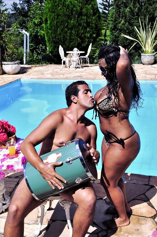 16P Ébano MILF com óculos Aninha Melo fodendo hardcore perto da piscina