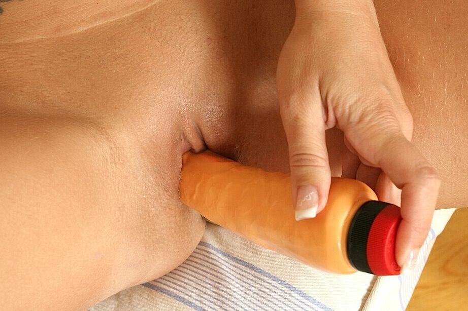 16P Loira voluptuosa MILF agradando sua boceta raspada com um grande vibrador