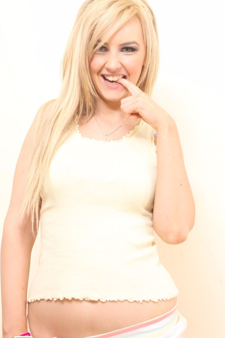 21P La glamorosa rubia Katie K se desnuda seductoramente