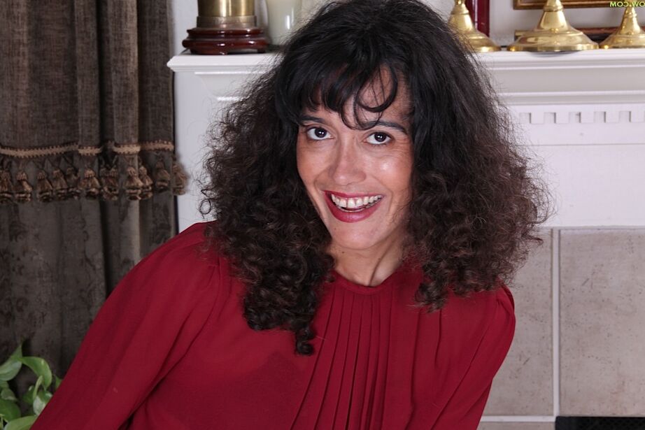 16P Milf desagradable Ramona Jones abriendo su coño peludo en lencería negra