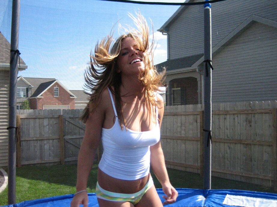 12P Chica amateur rebota en un trampolín en ropa interior y una camiseta con tirantes finos
