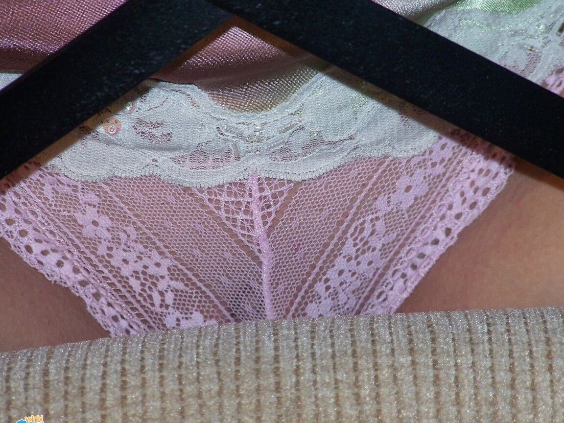 16P MILF amateur Toni se déshabille de sa nuit et se baise avec son verre