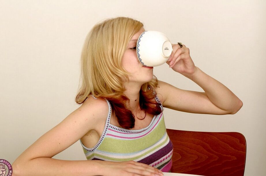 16P Hermosa joven modelo comienza a jugar sola en la cocina después de tenerla