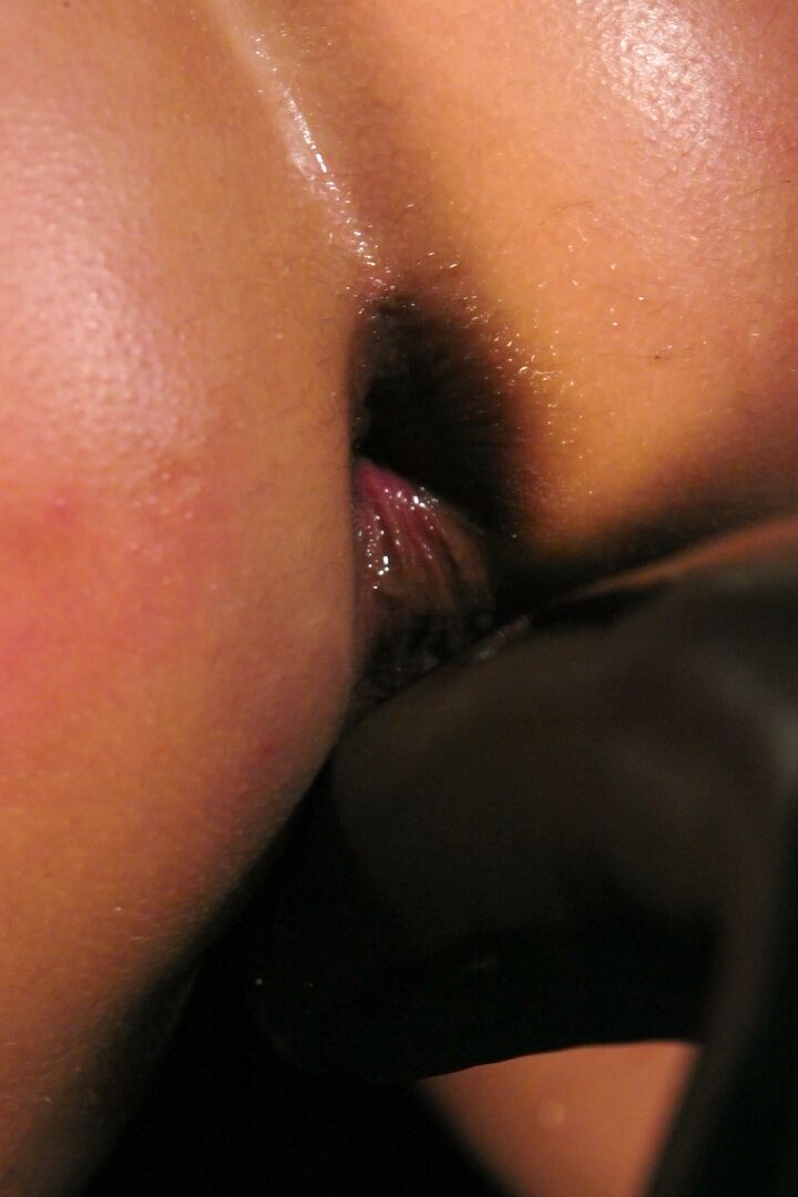 21P La MILF morena Julie Night recibiendo una follada anal dura con un consolador en bondage
