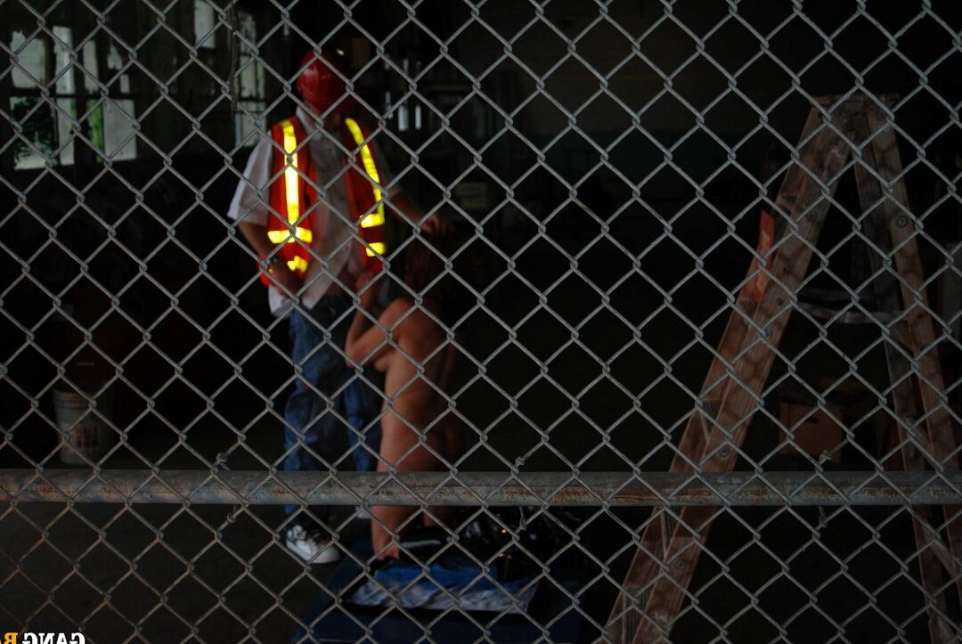 21P Maduro tesão com juggs falsos se ajoelha e chupa o dong de um trabalhador da construção civil