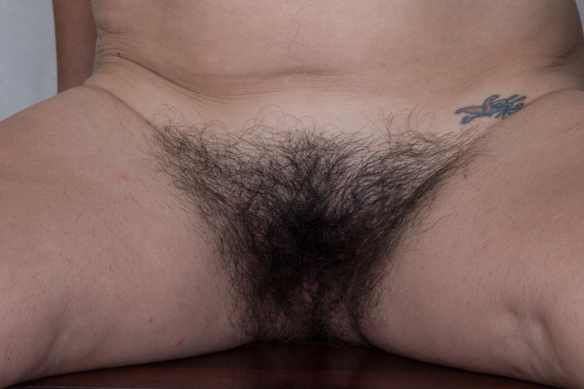 18P Morena madura Kelly Lima mostra seus peitos naturais, bunda grande e arbusto peludo