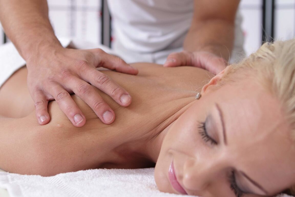 21P La blonde Niki fait une pipe et chevauche un dong après avoir reçu un massage