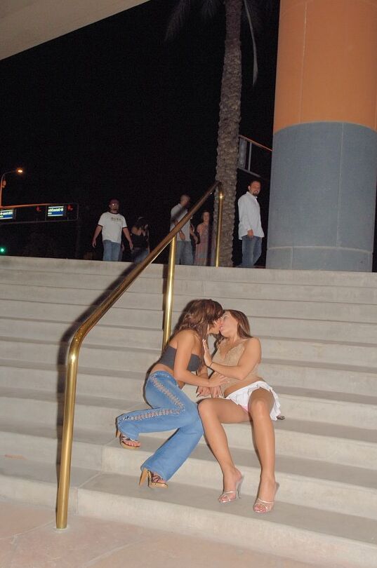 21P Deux jolies brunes amateurs Renna et Risi s'embrassent en public