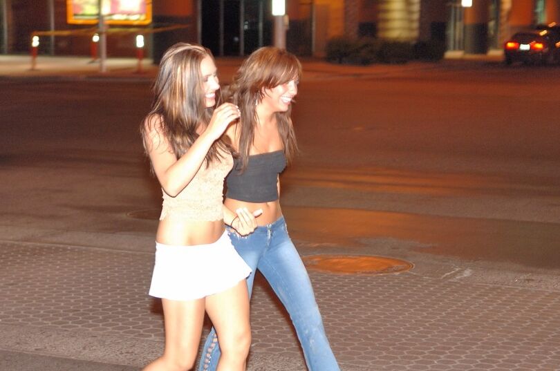 21P Deux jolies brunes amateurs Renna et Risi s'embrassent en public