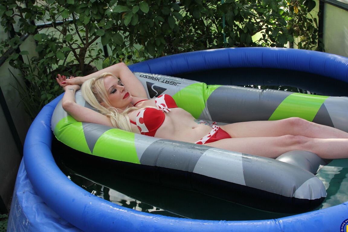 21P A europeia madura Veronica Moore descobre seus peitos grandes em uma piscina infantil