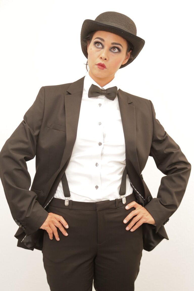 16P La estrella porno americana morena Dana Vespoli posando vestida de actor