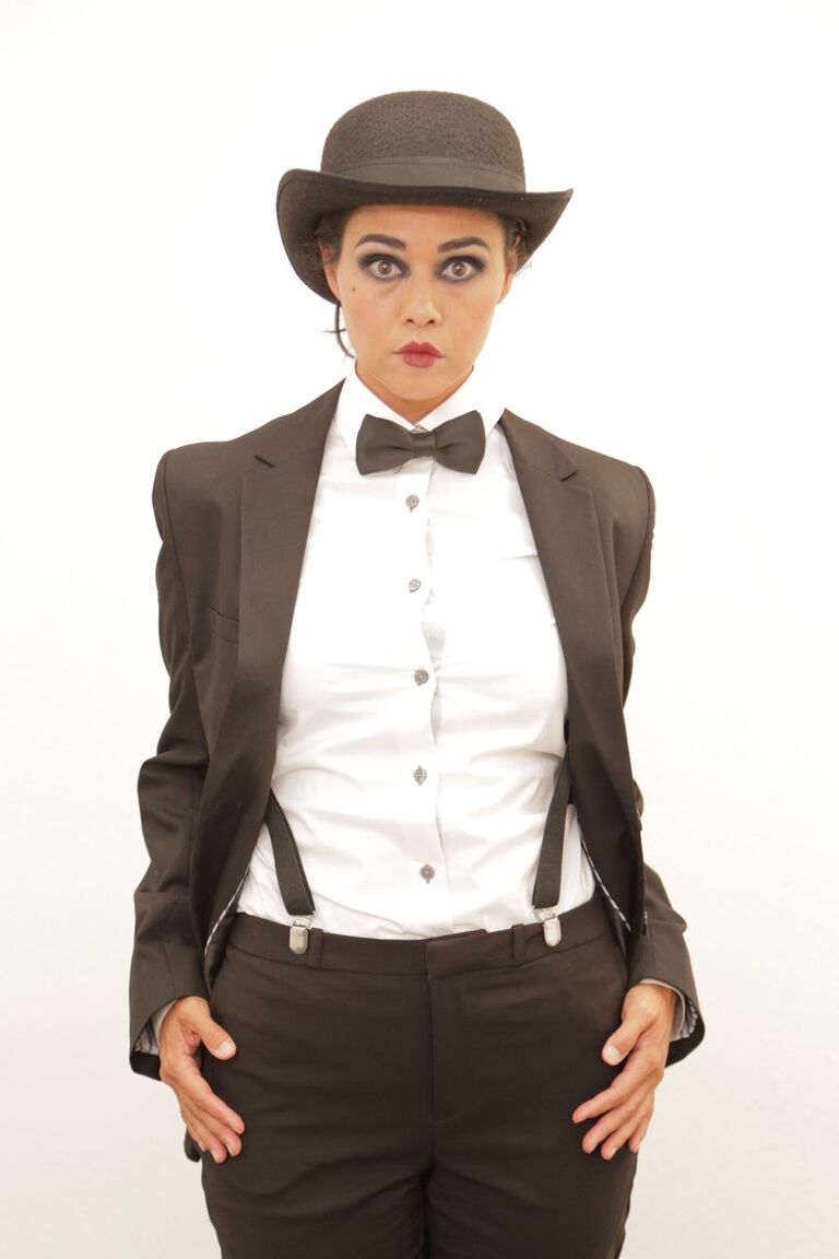 16P La estrella porno americana morena Dana Vespoli posando vestida de actor