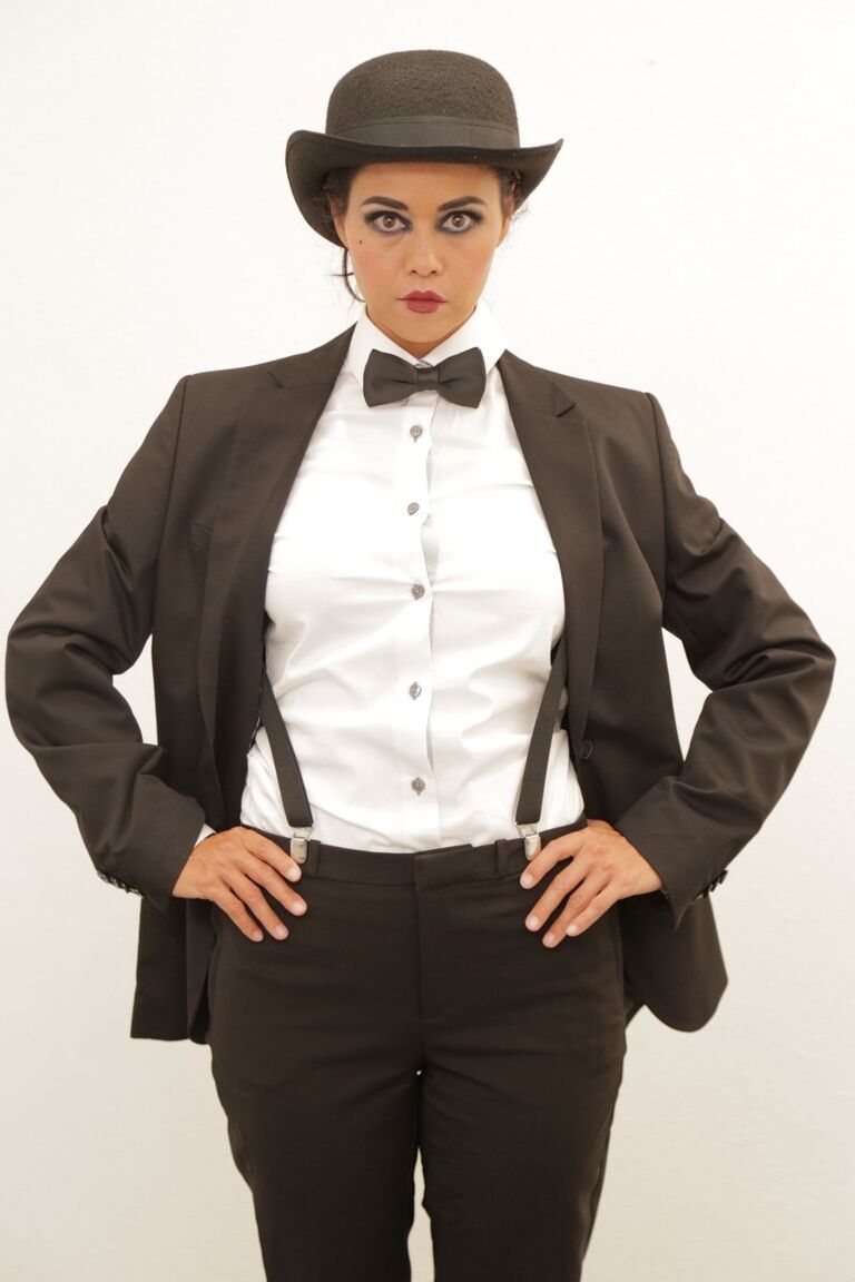 16P La estrella porno americana morena Dana Vespoli posando vestida de actor