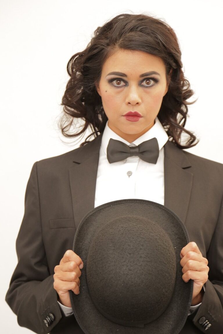 16P La estrella porno americana morena Dana Vespoli posando vestida de actor