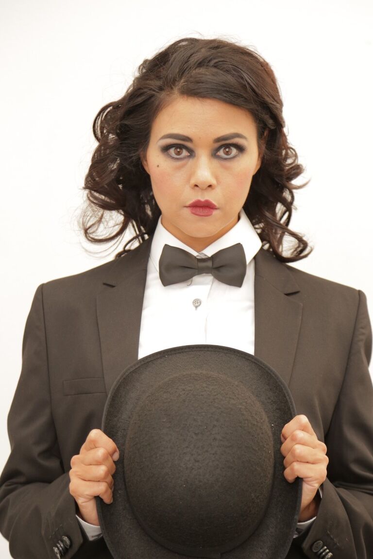 16P La estrella porno americana morena Dana Vespoli posando vestida de actor