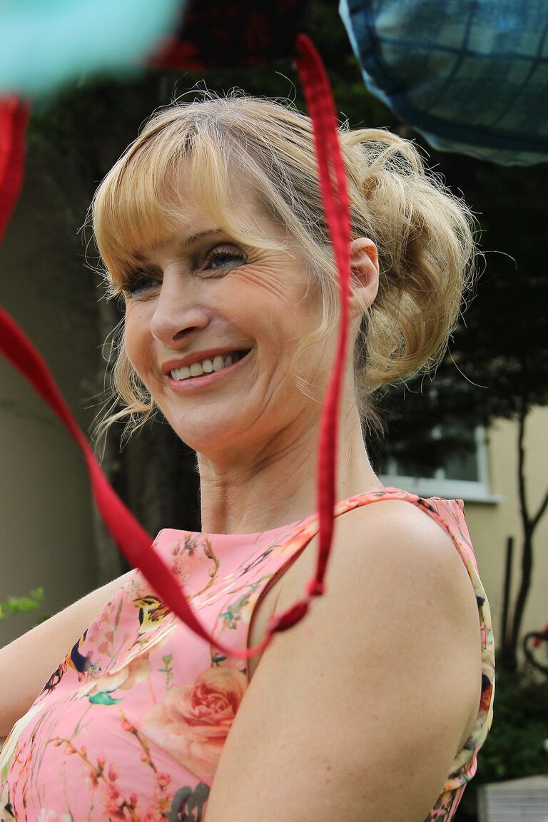 21P La madura rubia Jane B se quita el vestido y estira su sabroso agujero del amor