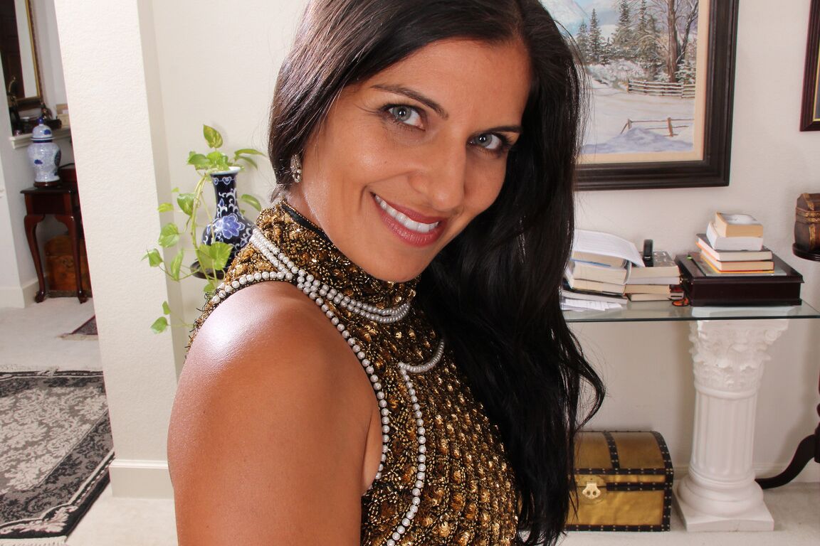 21P La dame mature glamour Saffron LeBlanc enlève sa robe élégante