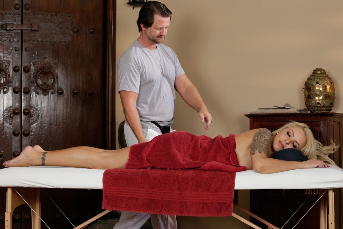 Nina Elle, une MILF allemande aux gros seins, n'a pas pu résister à l'envie de baiser la bite de son masseur.