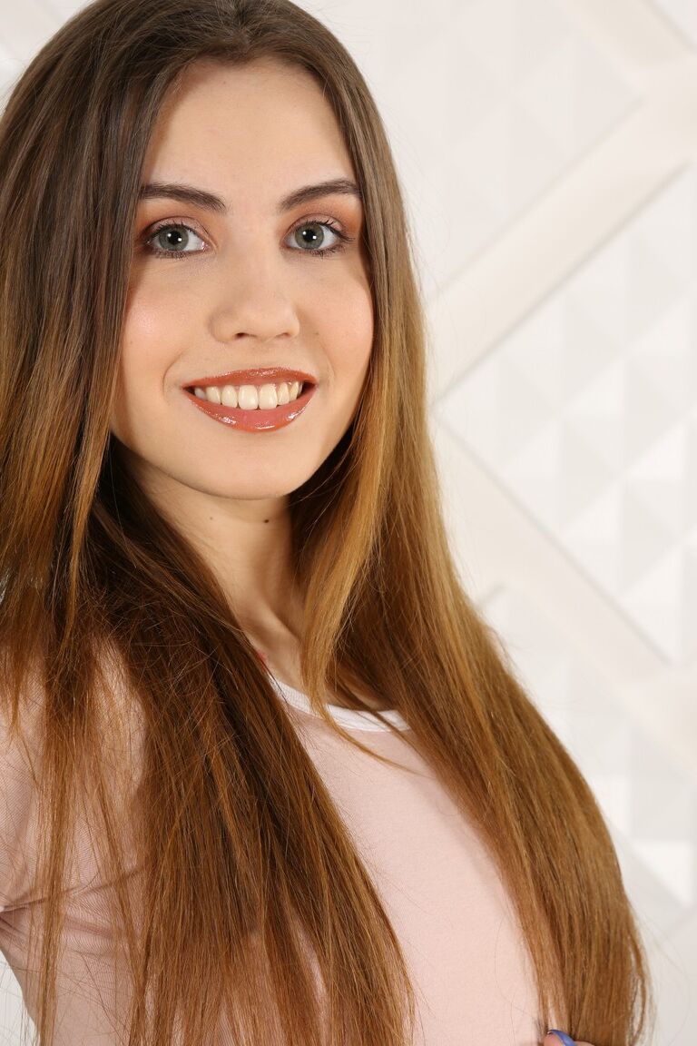 21P La seductora sexpot morena Ella Rosa masturbándose su coño caliente en un sofá