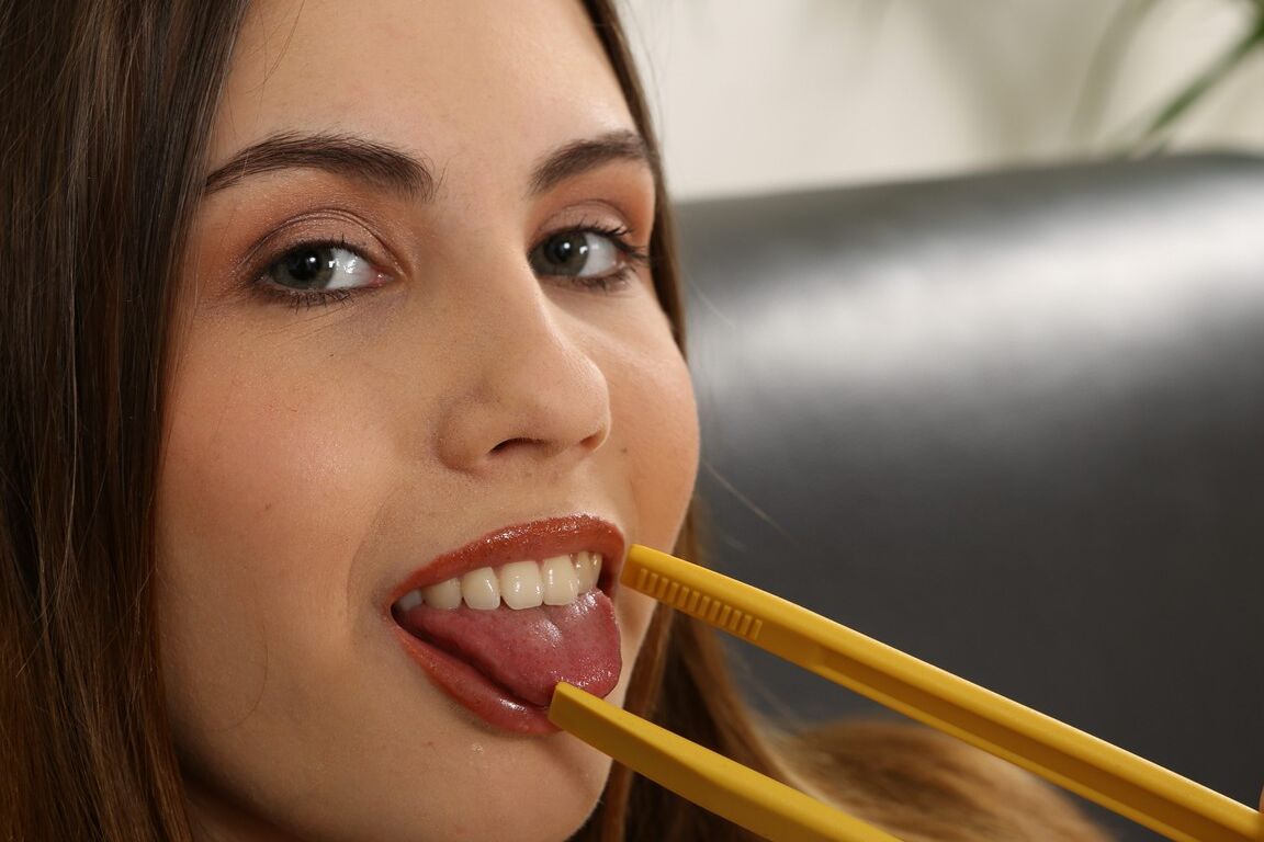 21P La seductora sexpot morena Ella Rosa masturbándose su coño caliente en un sofá