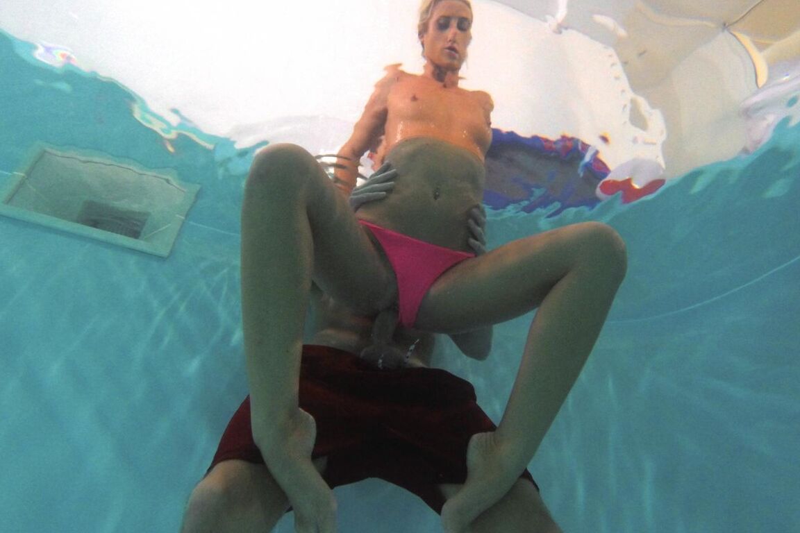 17P Vinna Reed, blonde aux yeux bleus, baisée par son professeur de natation à la piscine